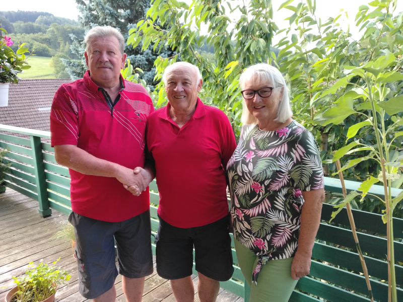 Ortsvorsitzender Erich Deingruber gratulierte im Beisein von Gattin Monika, Hauser Leopold zum 75. Geburtstag.